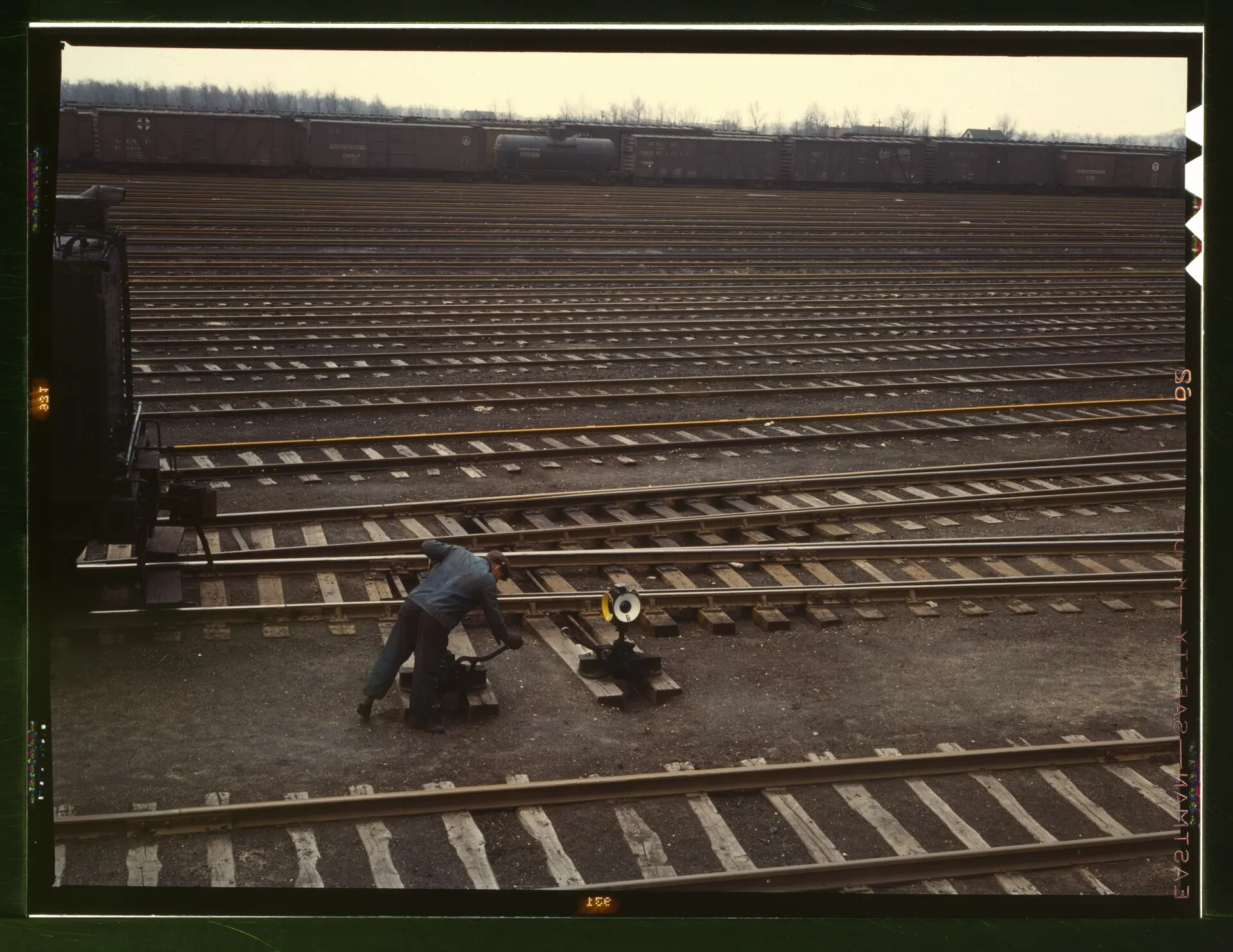 Switchman throwing a switch at C & NW RR's (i.e. Chicago and North Western railroad's) Proviso yard, Chicago, Ill. LCCN2017878042